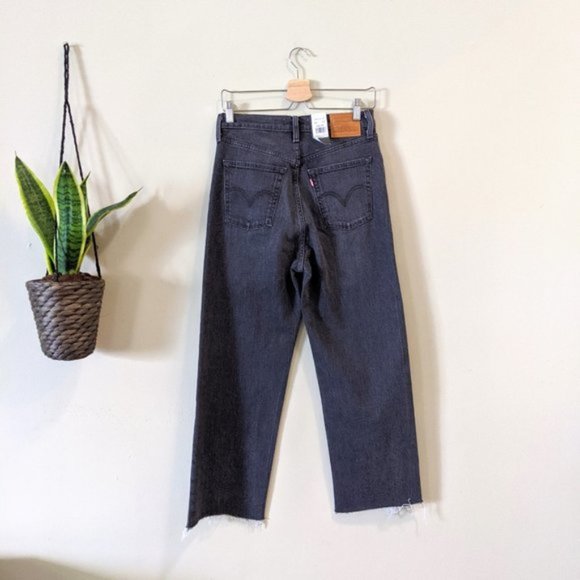 NWT Levi's Ribcage Straight Frayed Raw Hem Jean - Picture 6 of 6